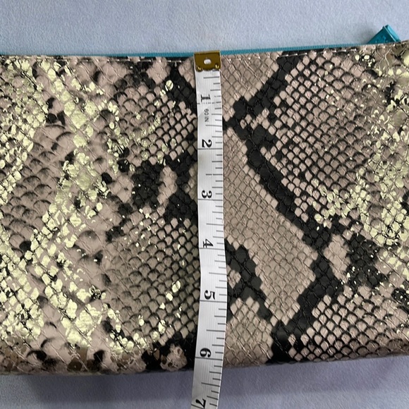 🧰 ULTA COLLECTION | TEAL HANDLED FAUX SNAKESKIN MAKEUP BAG - Picture 4 of 9